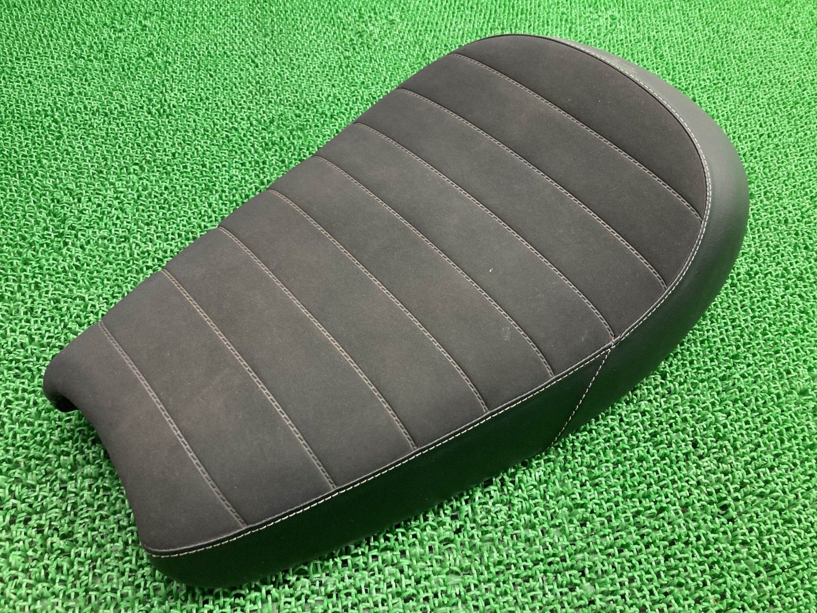スクランブラー900 フロントシート 2310271 トライアンフ(TRIUMPH) 純正 中古 Gw