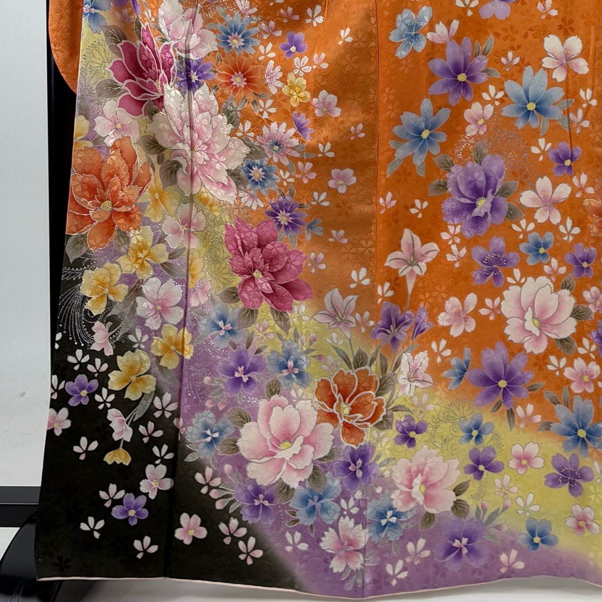 【美品】 振袖 身丈166.5cm 裄丈66cm M 袷 草花 幾何学模様 金糸 銀彩 オレンジ 正絹 逸品 【中古】