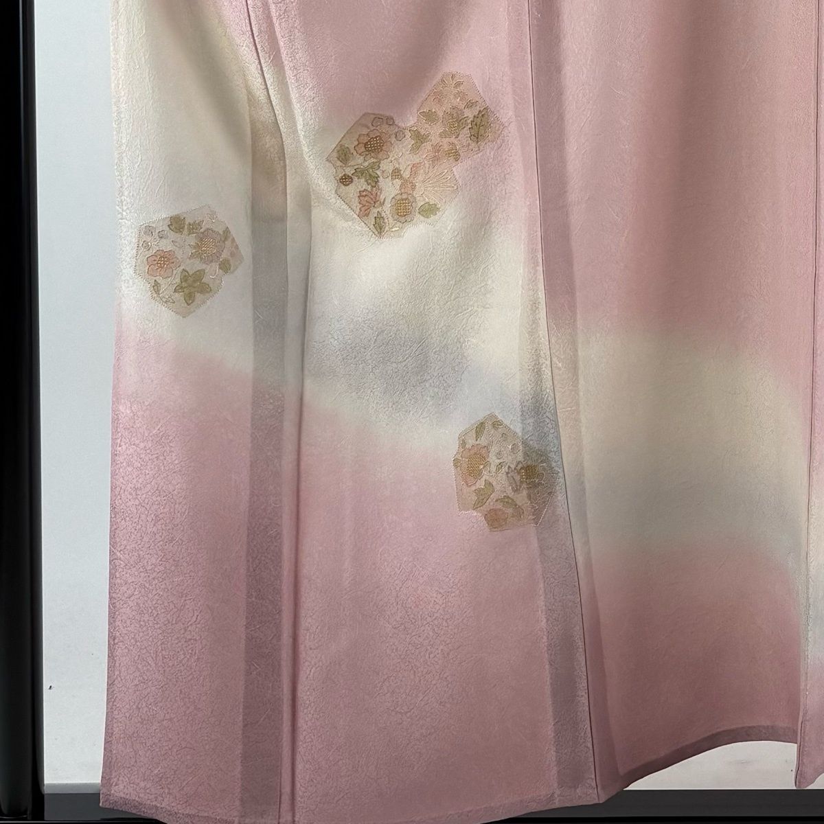 【美品】 付下げ 身丈156cm 裄丈66cm M 単衣 草花 鳥 刺繍 ぼかし ピンク 正絹 秀品 【中古】