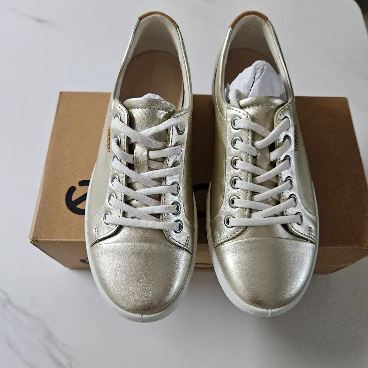 新品 ECCO GOLD スニーカー