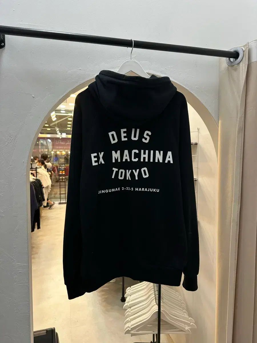 デウス東京 ビックロゴ フードTシャツ