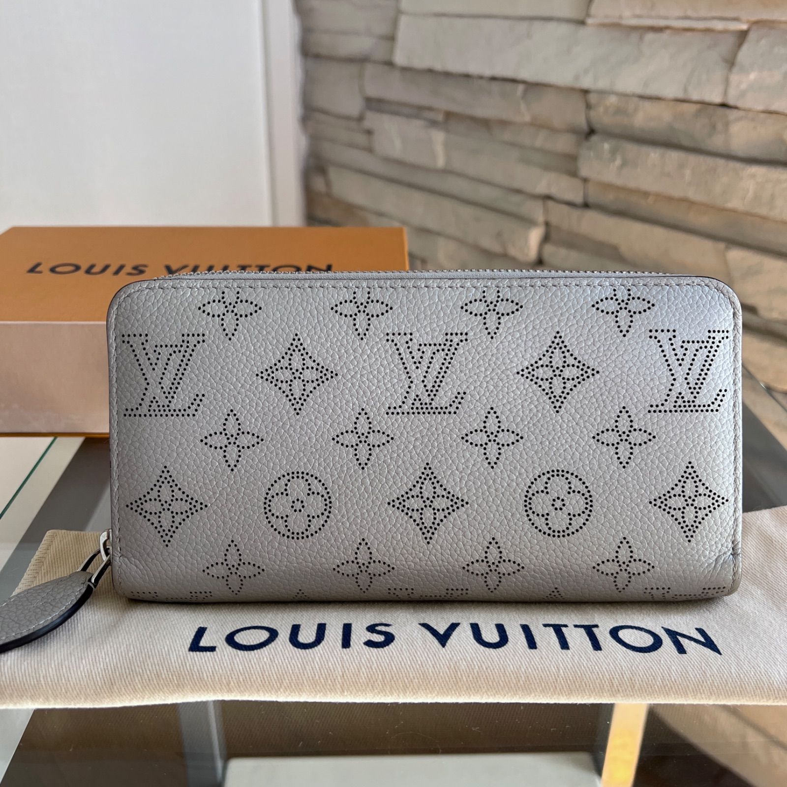 ルイヴィトン LOUISVUITTON モノグラムマヒナ ジッピーウォレット
