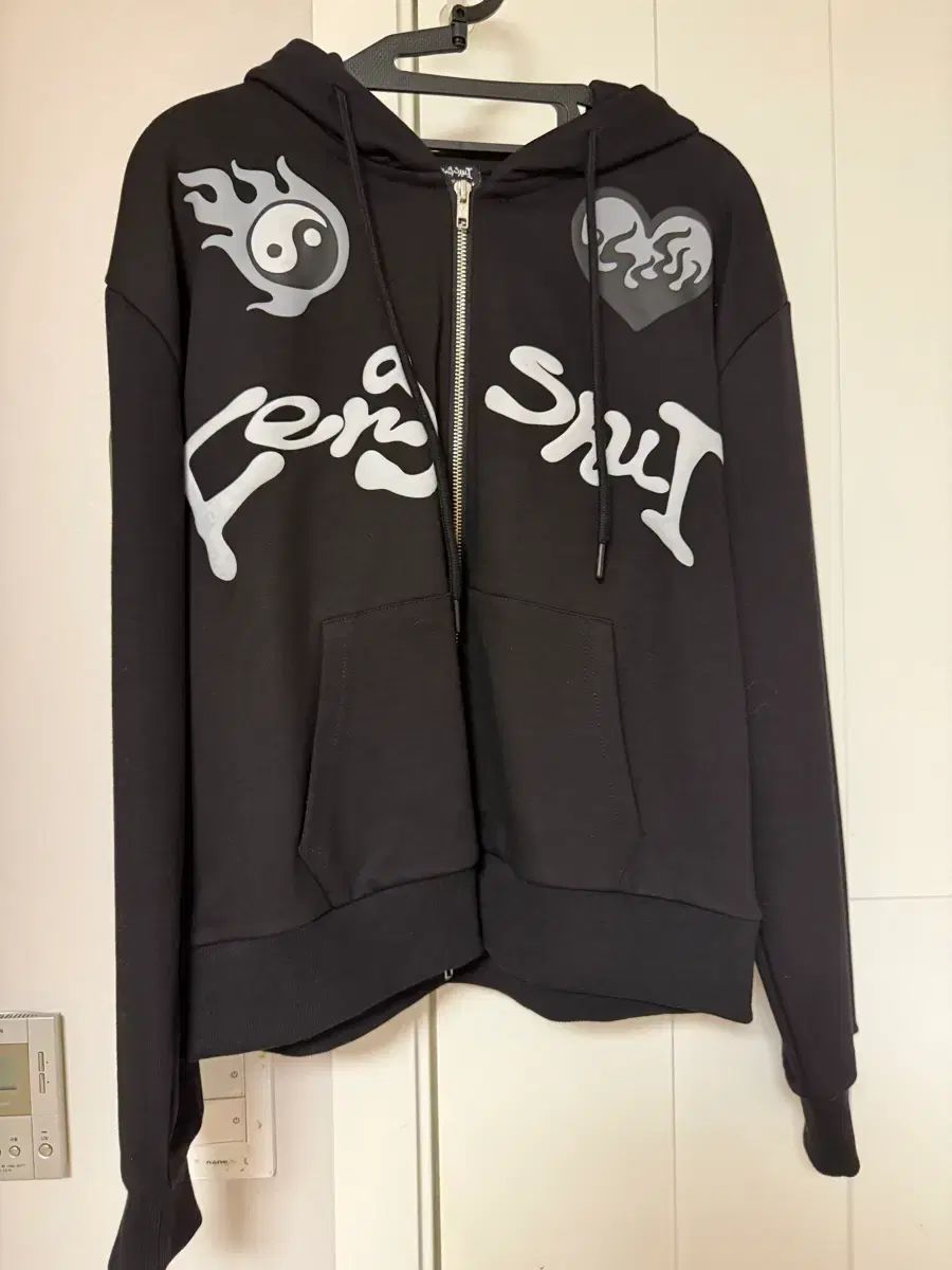 ファンシェイ MULTI マルチロゴ WHOジップアップTシャツ