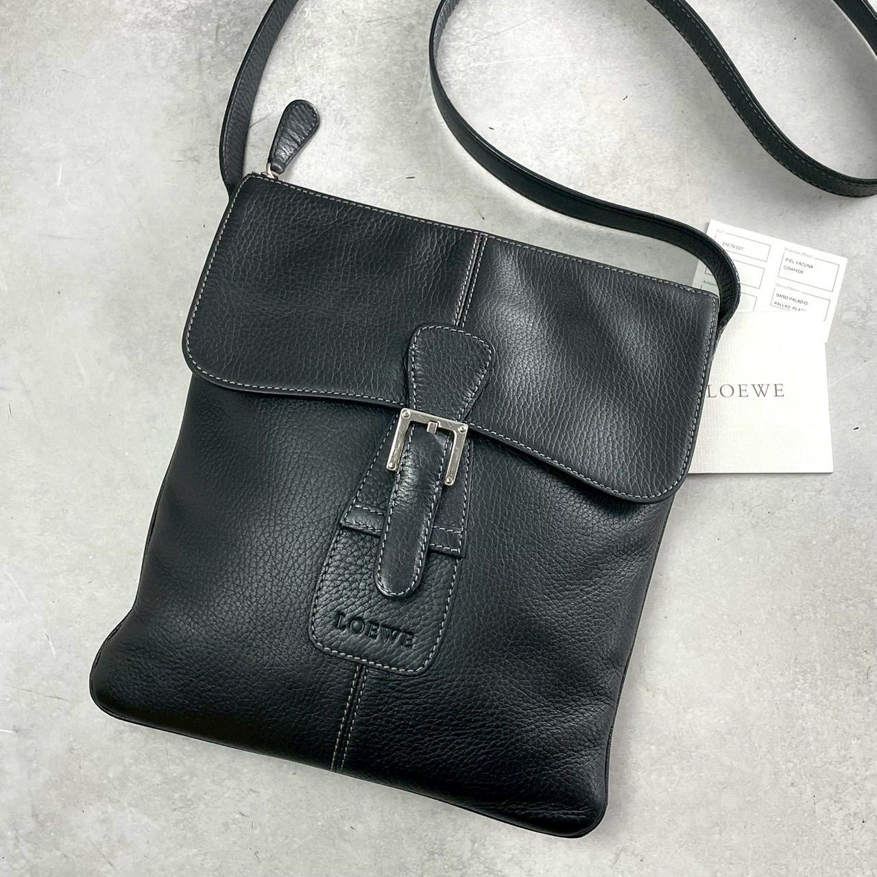美品 loewe ロエベ アナグラム ショルダーバッグ ポシェット サコッシュ 肩掛け 斜めがけ シルバー金具 レザー ブラック メンズ レディース ユニセックス