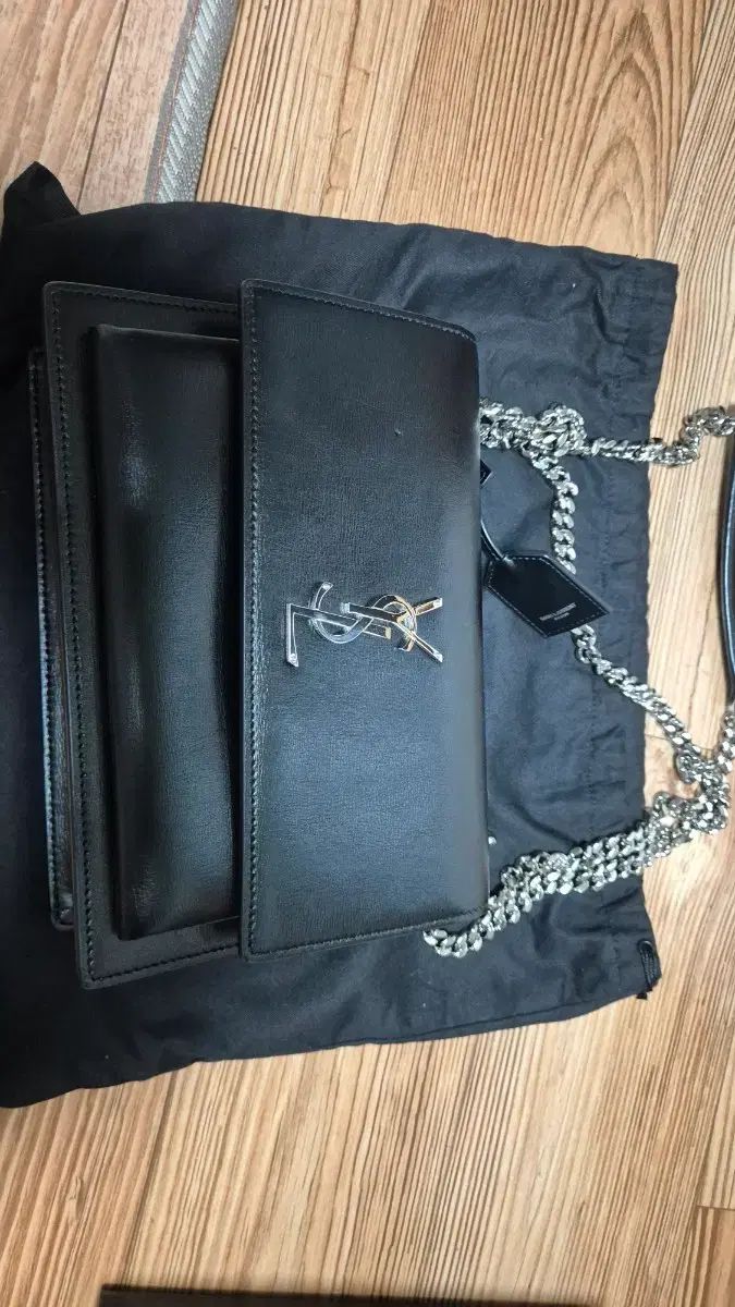 正規品) YVES SAINT LAURENT イヴ・サンローラン サンローラン サンセットバッグ Mサイズ シルバー金具 ショルダーバッグ 102,528円