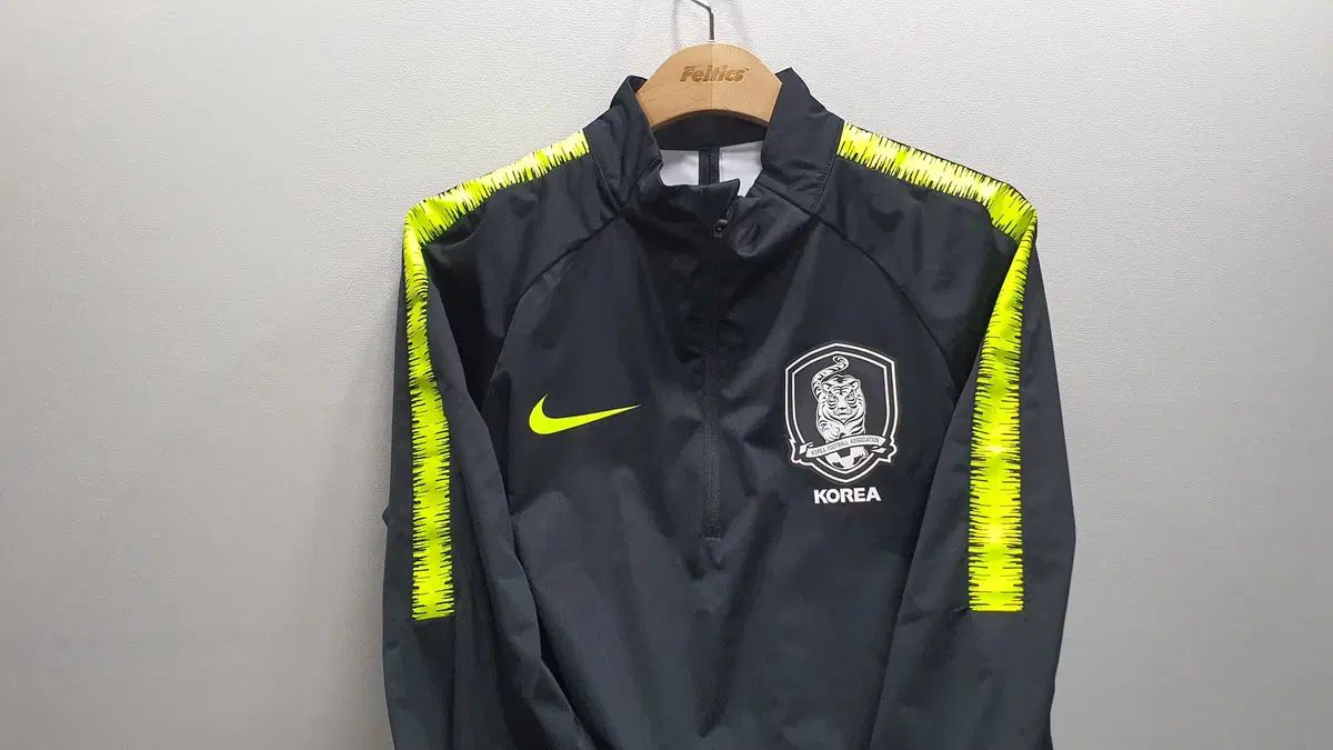 18 20 サッカー 韓国国家代表 シールドトップ Sサイズ (横49 縦73)