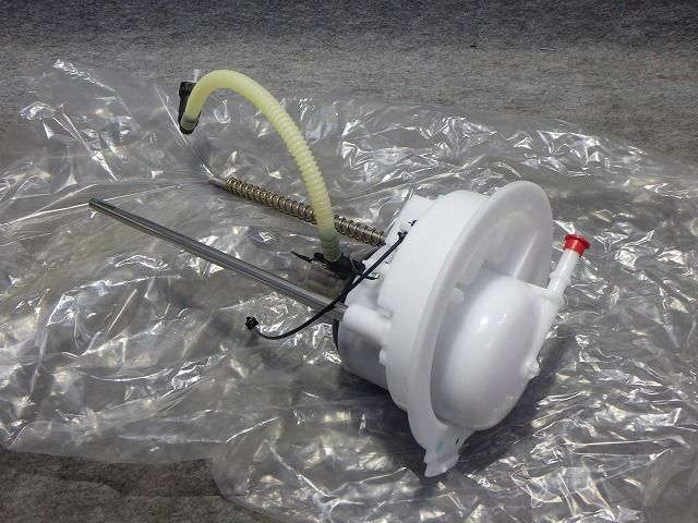 未使用品　アウディ　Q5　クワトロ　燃料フィルター　8R0　919　679　純正　260616235