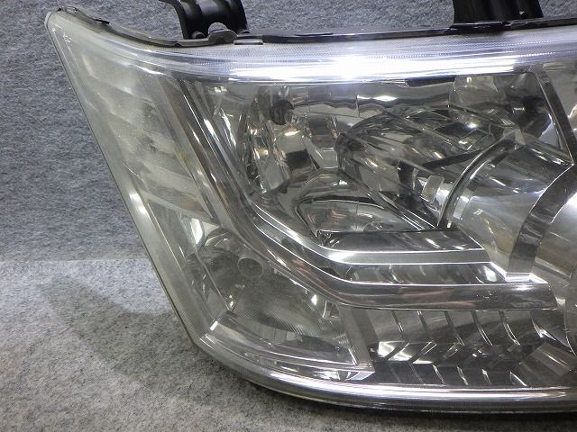 デリカD5 右ヘッドライト HID CV 前期 100-87918 8301D291 バラスト