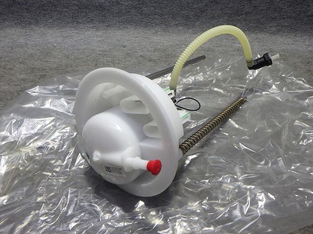 未使用品　アウディ　Q5　クワトロ　燃料フィルター　8R0　919　679　純正　260616225