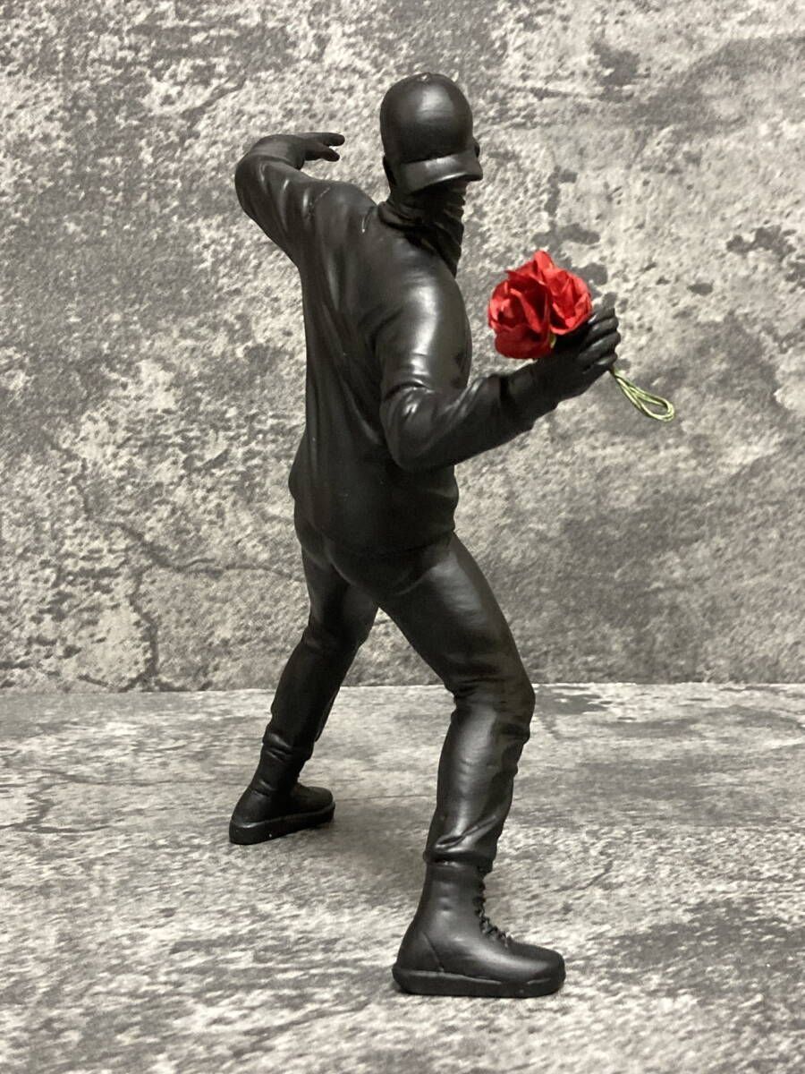 フィギュア 花束を投げる男 （Banksy:バンクシー） #1:ブラック D06-19