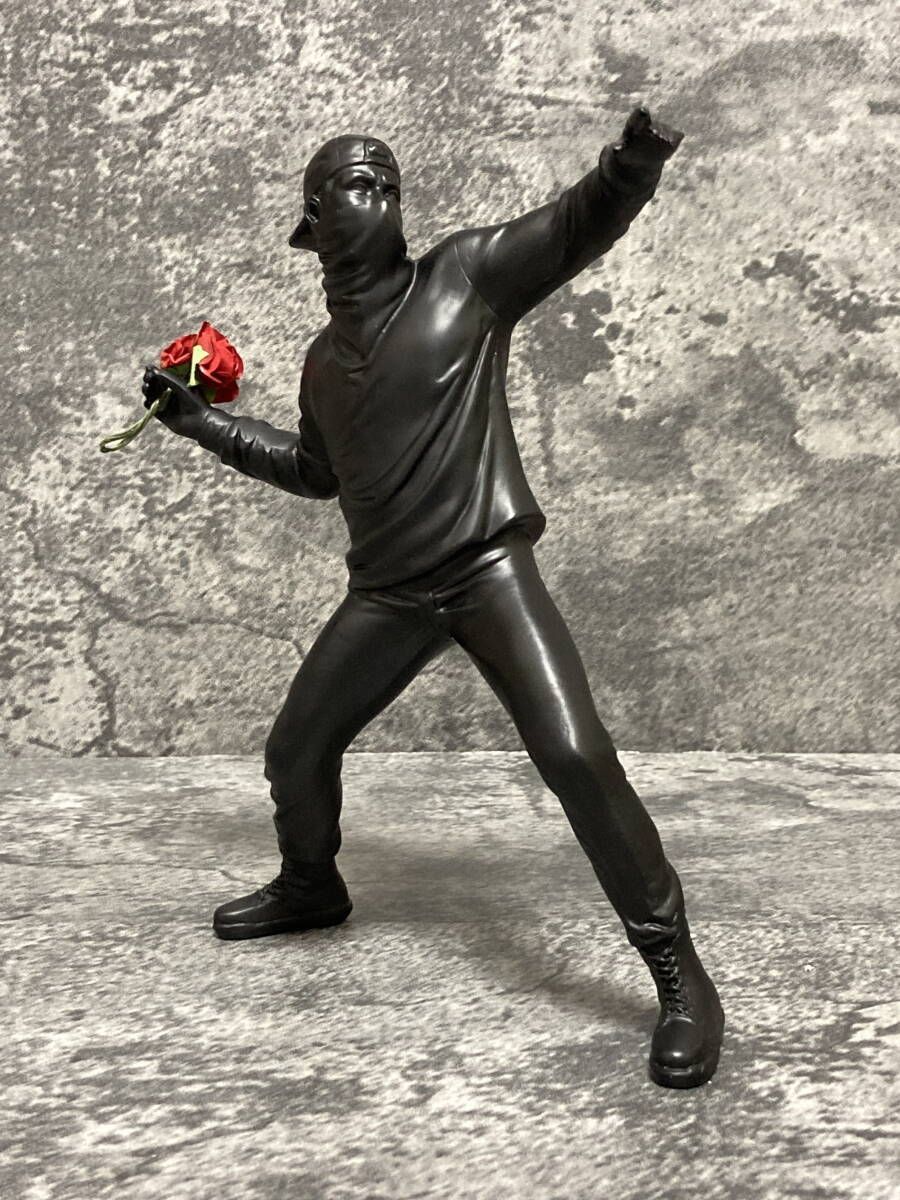 フィギュア 花束を投げる男 （Banksy:バンクシー） #1:ブラック D06-19