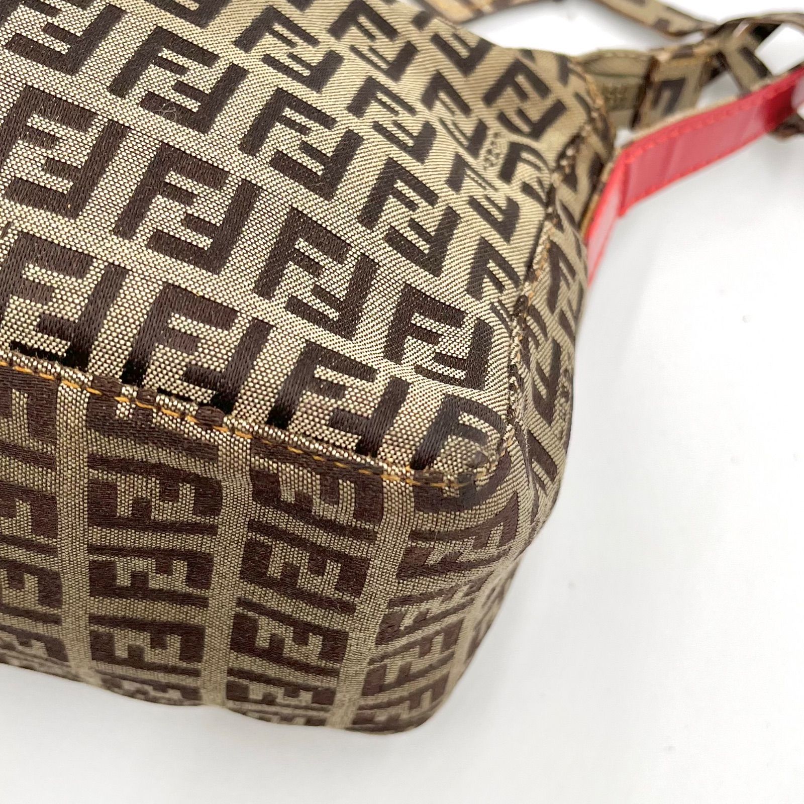 g*e様 【美品】FENDI ポーチ　キャンバス ズッキーノ　レッド　メイクポー 美品◎FENDI フェンディ ズッキーノ柄 チャーム アクセサリーポーチ