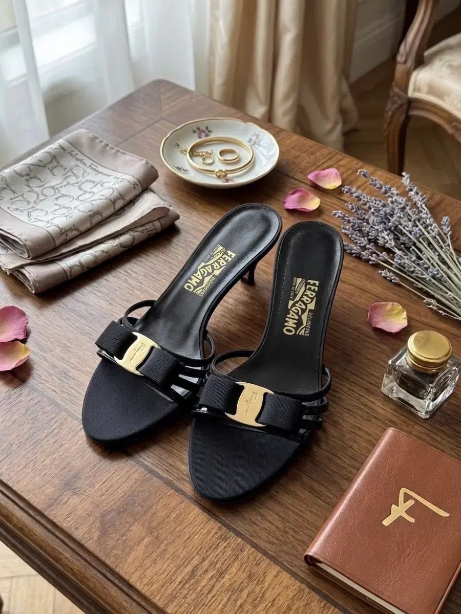 FERRAGAMO フェラガモ ヴァラ ミュール ブラック