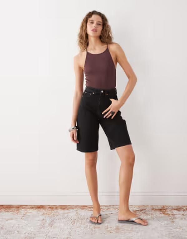 ウィークデイ レディース ボトムス ハーフパンツ・ショーツ ハイウエスト ショートパンツ デニム Weekday Curve high waist denim shorts Tuned black ブ