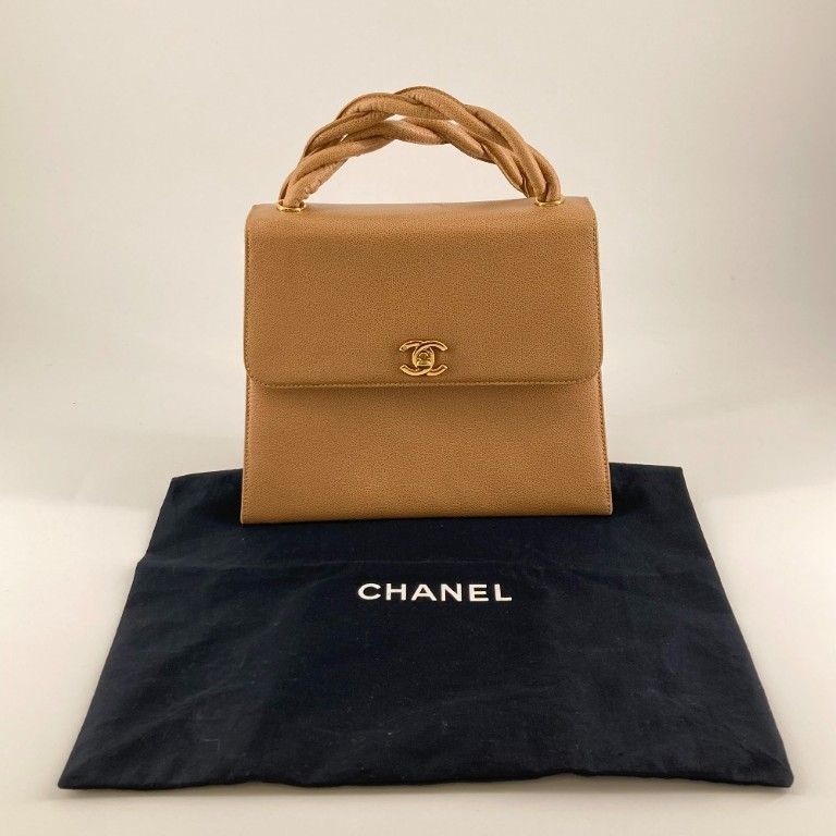 CHANEL（シャネル）　キャビアスキン　ツイスト　　ストラップ付　ショルダーバッグ　ベージュ