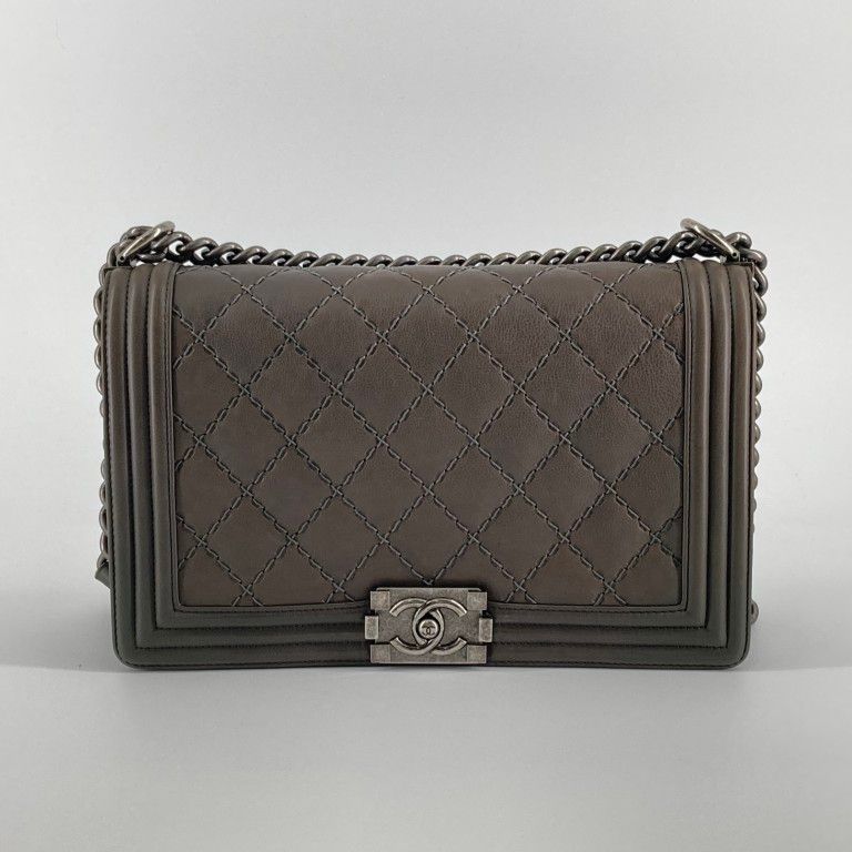 CHANEL（シャネル）　ボーイシャネル　ワイルドステッチ　レザー　　21番台　ショルダーバッグ　グレー