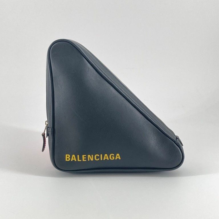 BALENCIAGA（バレンシアガ）　トライアングル　クラッチバッグ　476976　ポシェット　ブラック