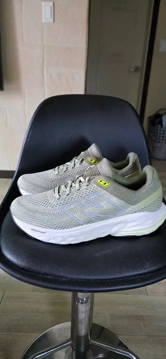 ニューバランス 860 V13 ランニングシューズ 260