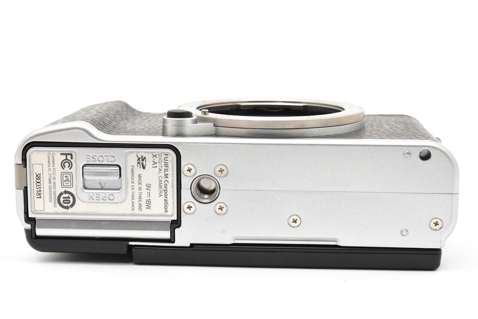 ☆良品☆ フジフイルム FUJIFILM X-A1 ボディ シルバー ミラーレス一眼