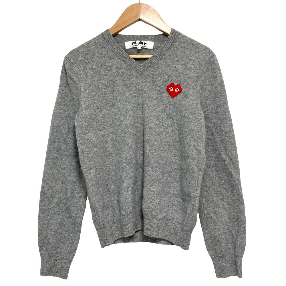 美品 PLAY COMME des GARCONS プレイコムデギャルソン AD2022 インベーダー コラボ ハート刺繍 Vネック ニット セーター M グレー レディース 古着 中古 USED