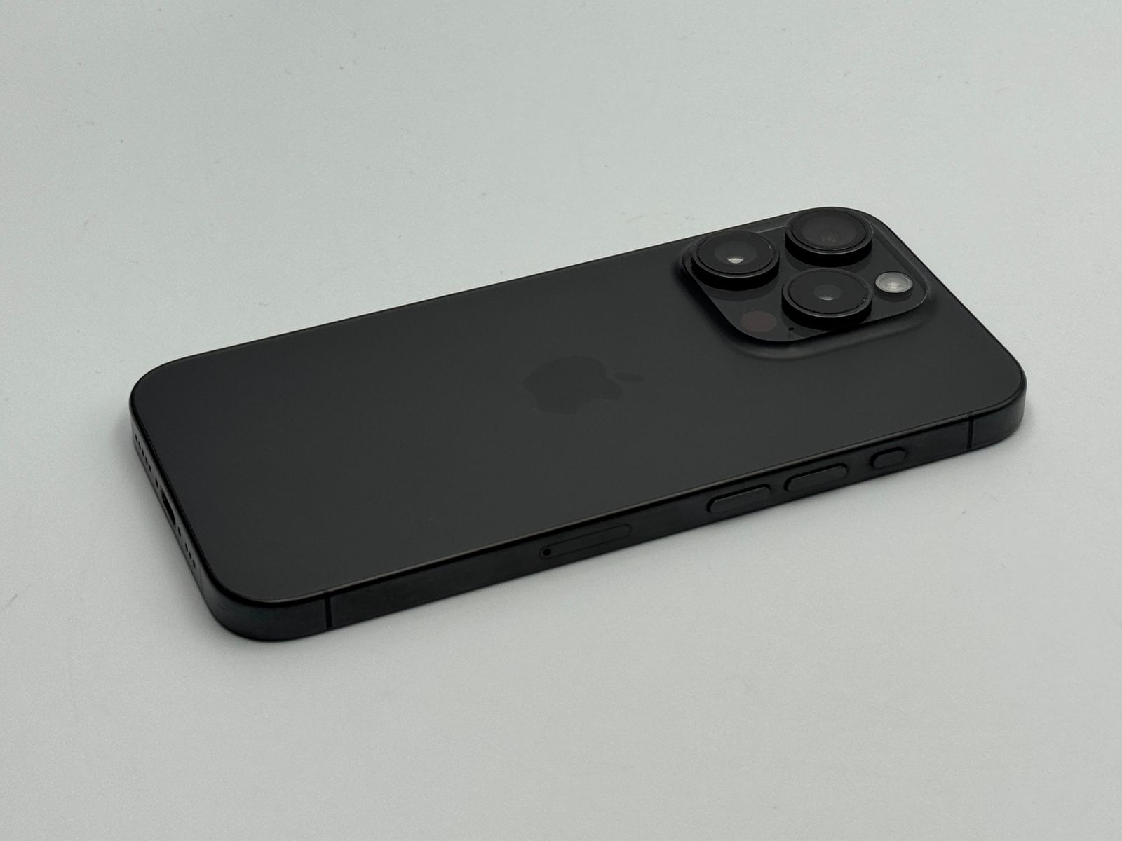 iPhone 15 Pro 128GB ブラックチタニウム 中古C - メルカリ