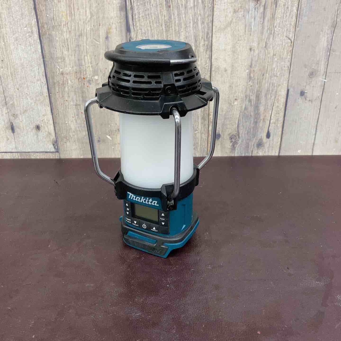 中古品】 マキタ(makita) コードレスランタン付きラジオ MR054 【東大