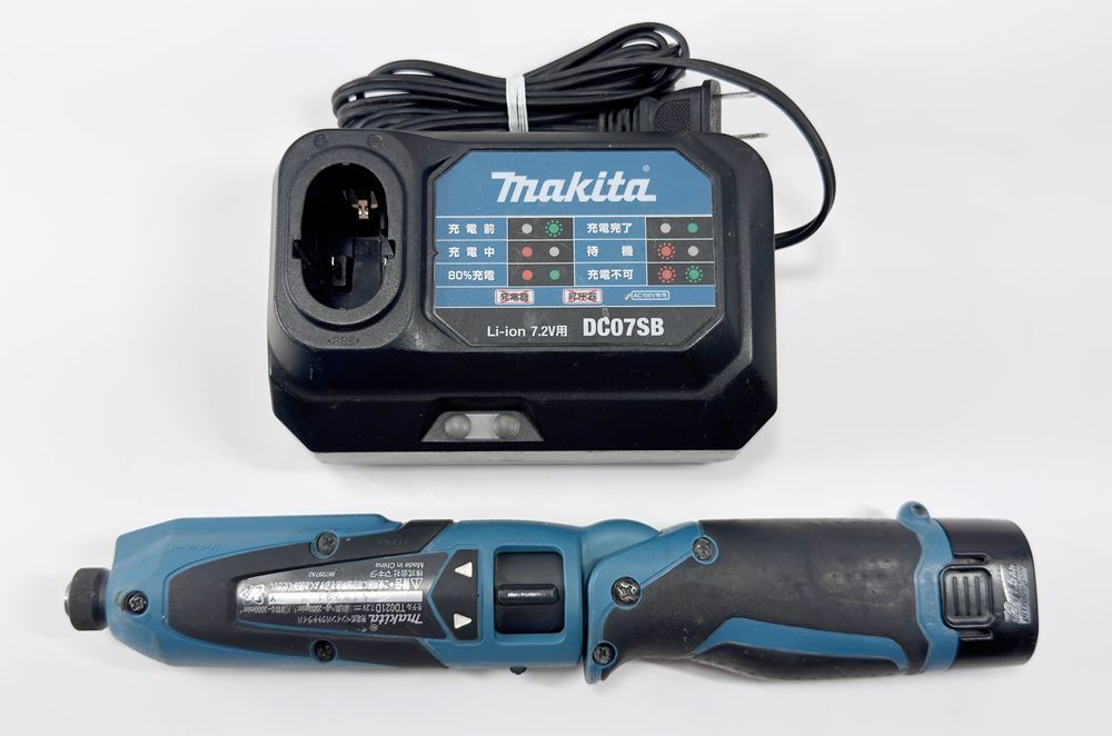 【HY】【動作品】makita マキタ 充電式ペンインパクトドライバ TD021D 本体 7.2V 軽量 コンパクト 無段変速 正逆転 LEDライト 折り曲げ・ストレート両対応 純正バッテリー+充電器付属[送料無料(一部地域を除く)]HY004