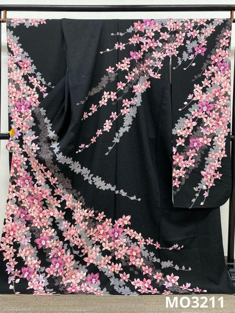 振袖 金駒 紋意匠 蘭 黒地 身丈170cm パールトーン加工済 MO3211