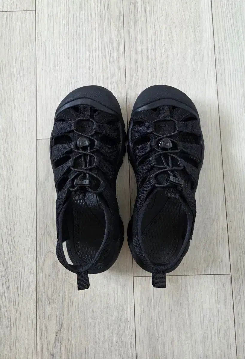 キーン ニューポート EH2 サンダル Triple Black 235