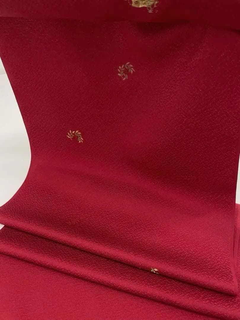 小紋 縫取り 南天文様 臙脂色 正絹 反物 T8153 を激安販売中売り切り必至！