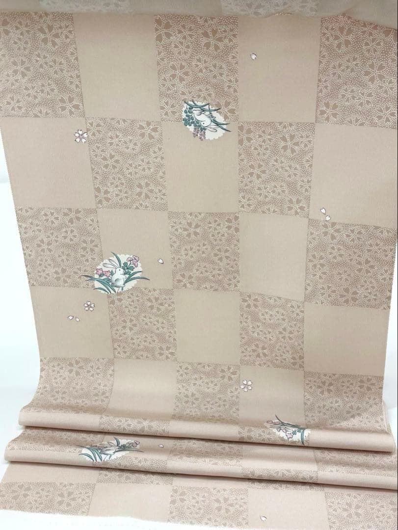 小紋 紋意匠 市松 オイスター色 正絹 反物 T7838 小紋 市松に桜 兎 紋意匠 正絹 反物