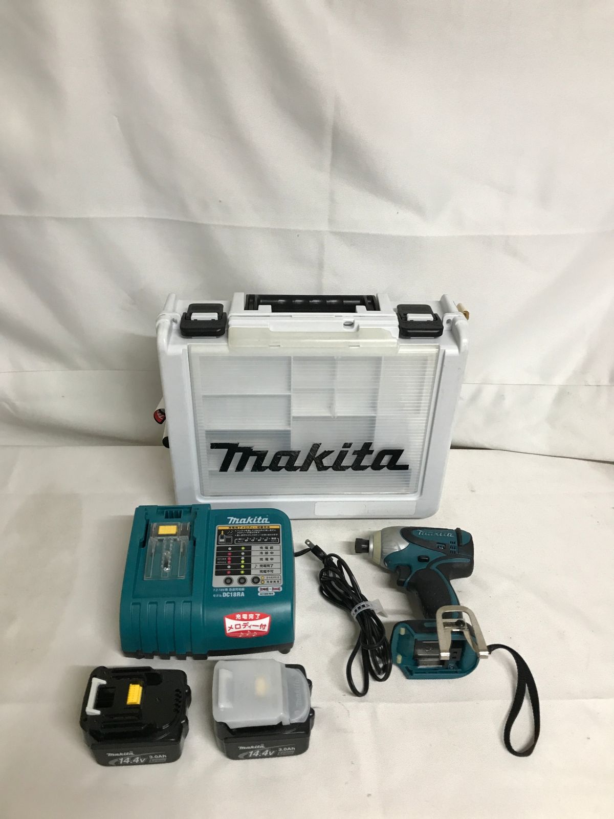 【北見市発】マキタ makita 充電式インパクトドライバ TD131D 青 電動工具 DIY バッテリー2個付き 充電器 DC18RAT 黒