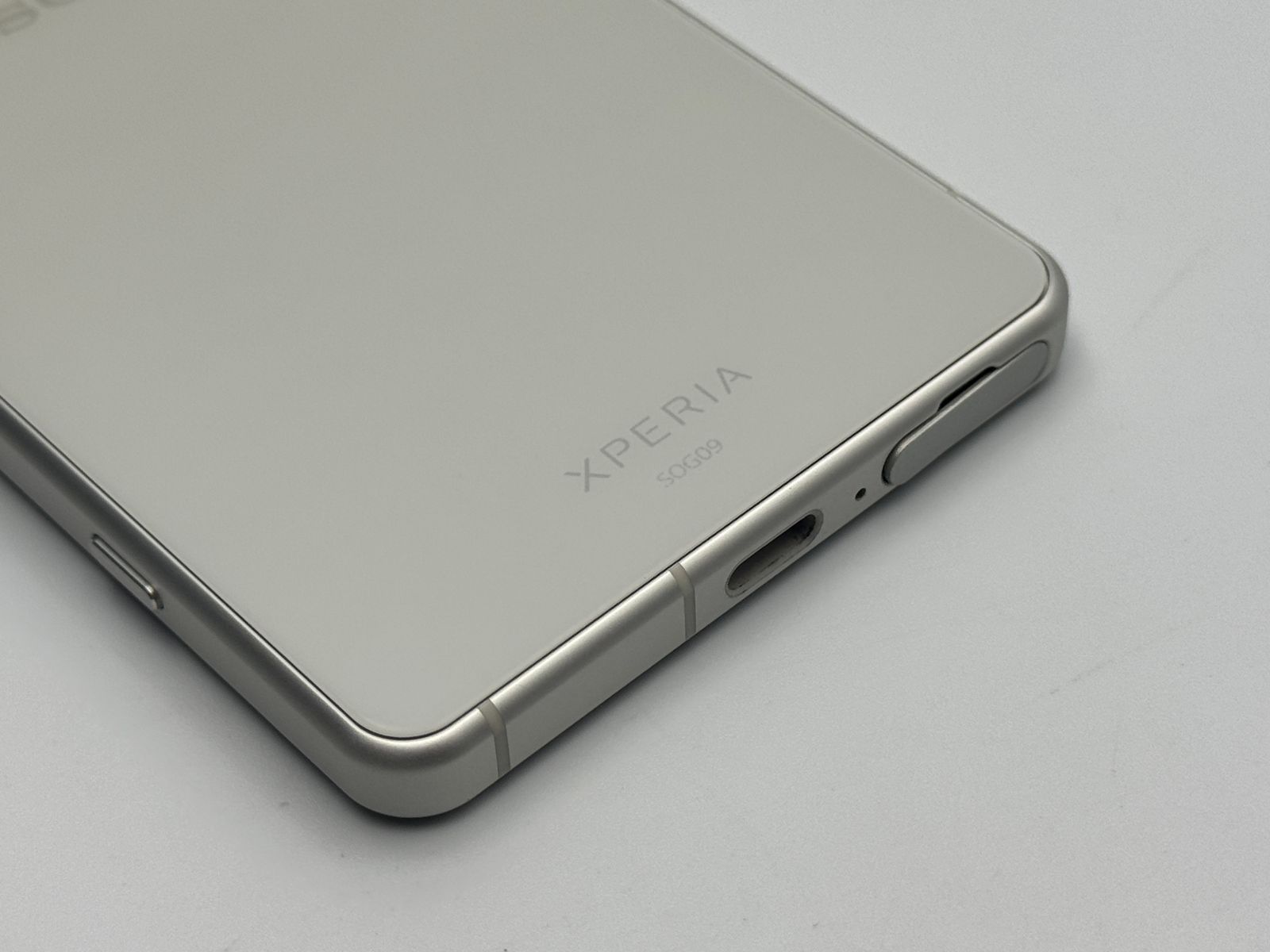 中古】SONY au 【SIMフリー】 Xperia 5 IV 8GB 128GB SOG09 エクリュ 