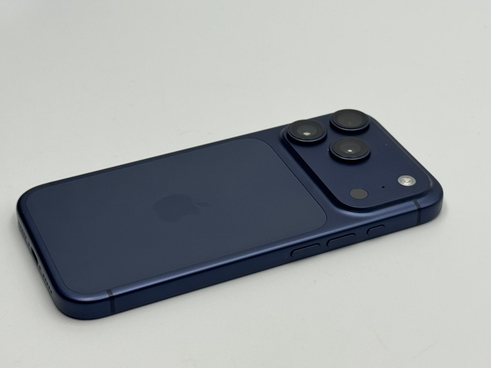 【中古C】iPhone 17 Pro 256GB ディープブルー バッテリー【94%】 SIMフリー 白ロム