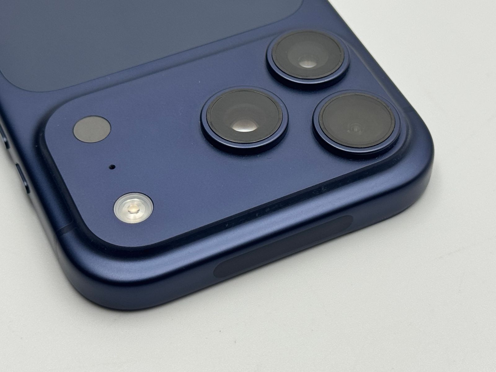 iPhone 17 Pro 256GB ディープブルー 中古C - メルカリ