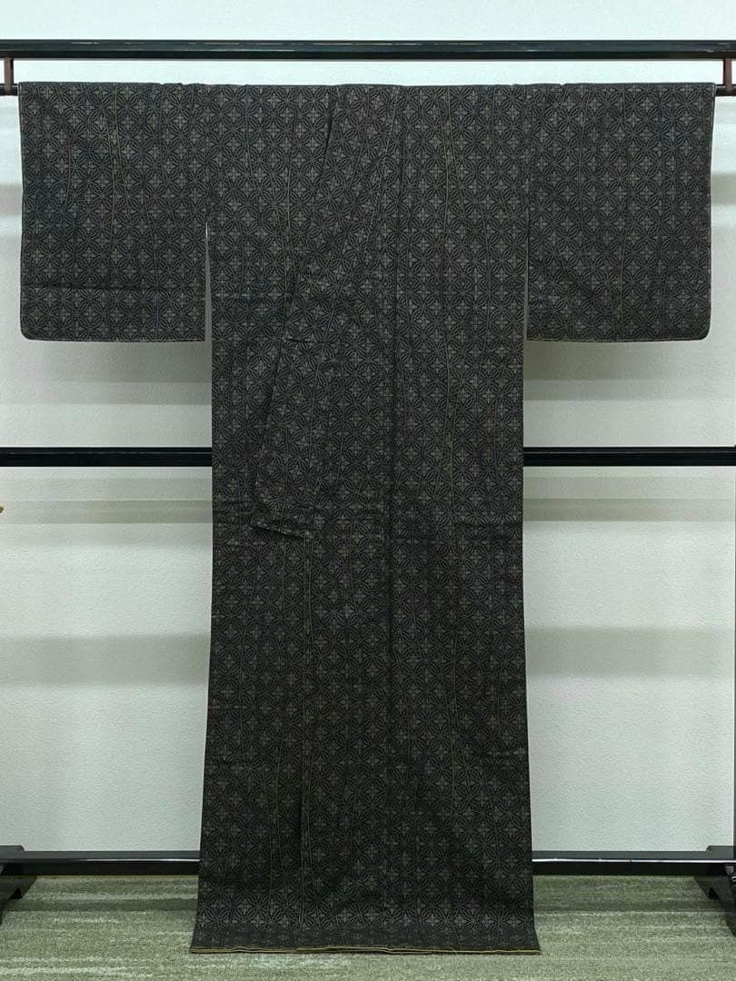 本場奄美大島紬 泥染大島紬 総柄 正絹 地球印 躾糸付き A052 本場奄美大島紬 泥染大島紬 総柄 正絹 地球印 躾糸付き A052 本舗激安