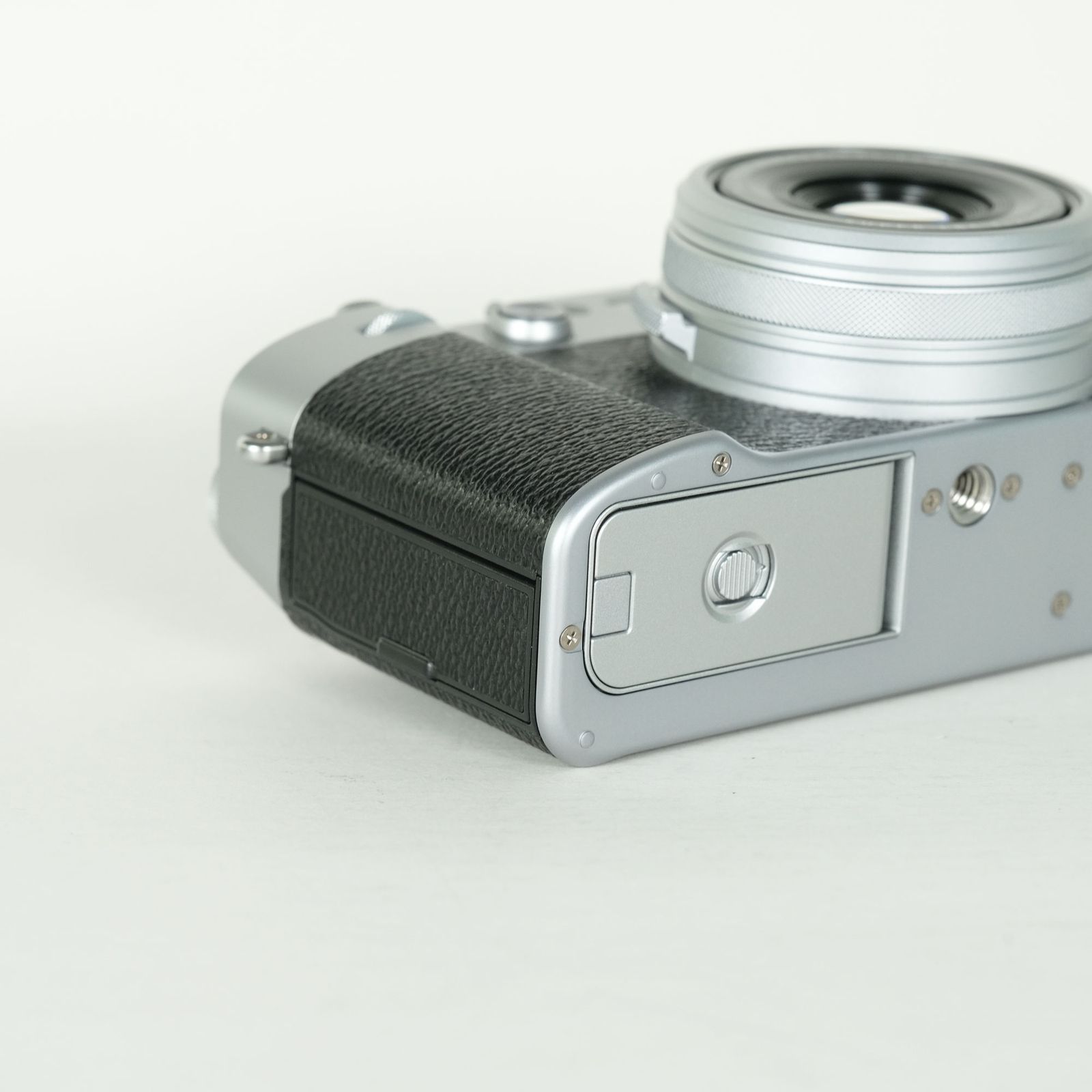 美品 | シャッター数1,200回｜別売り付属品付] FUJIFILM X100VI 