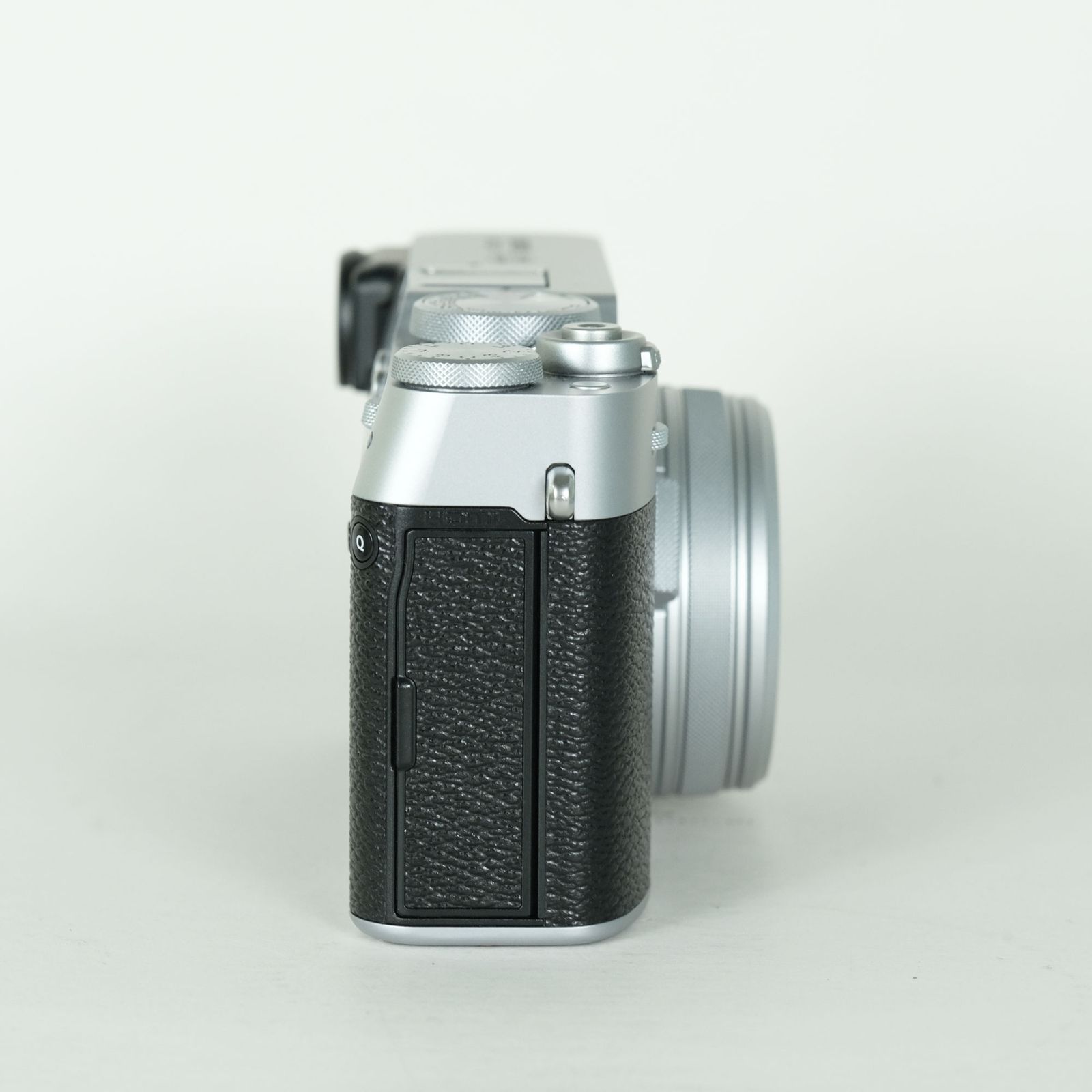 美品 | シャッター数1,200回｜別売り付属品付] FUJIFILM X100VI