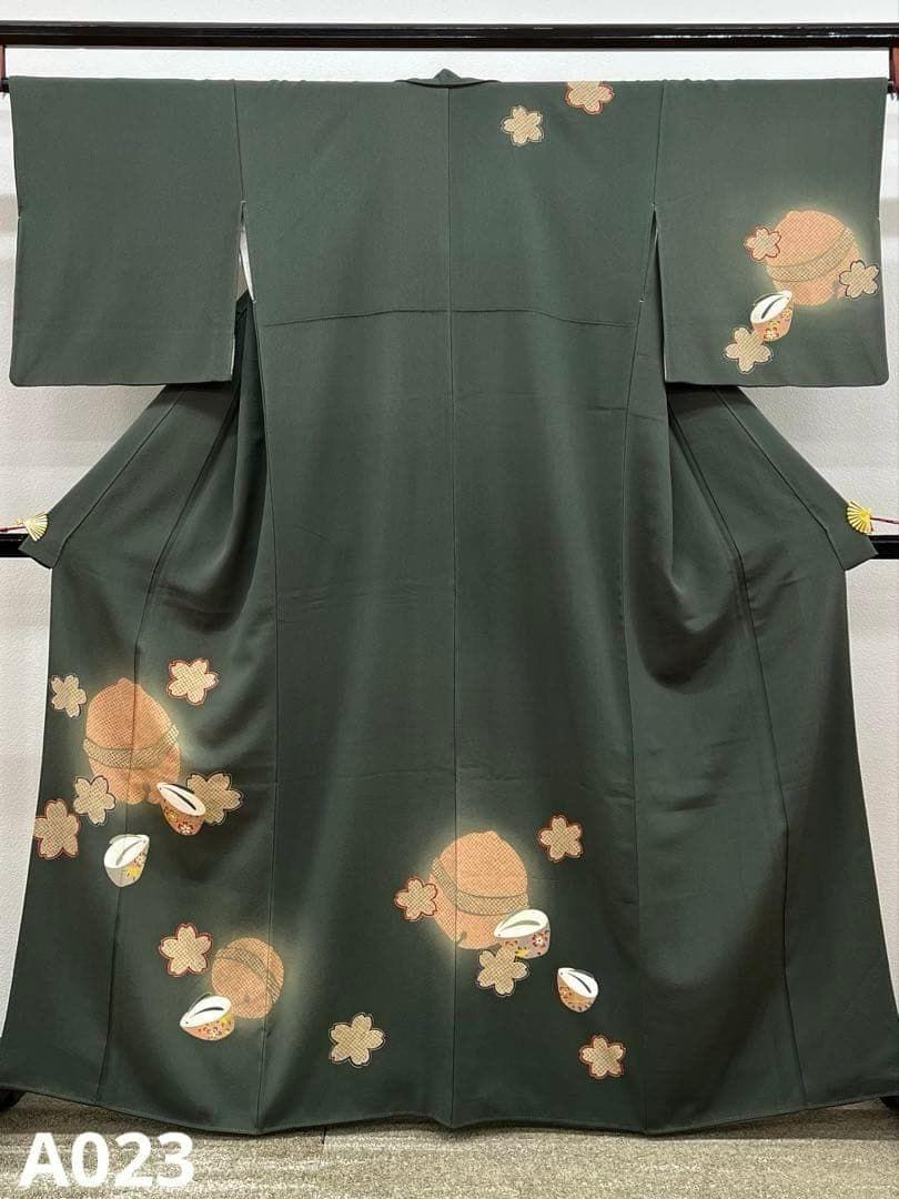 付け下げ 兎のこっぽり 桜 鈴 ちりめん 正絹 パールトーン加工済 A023