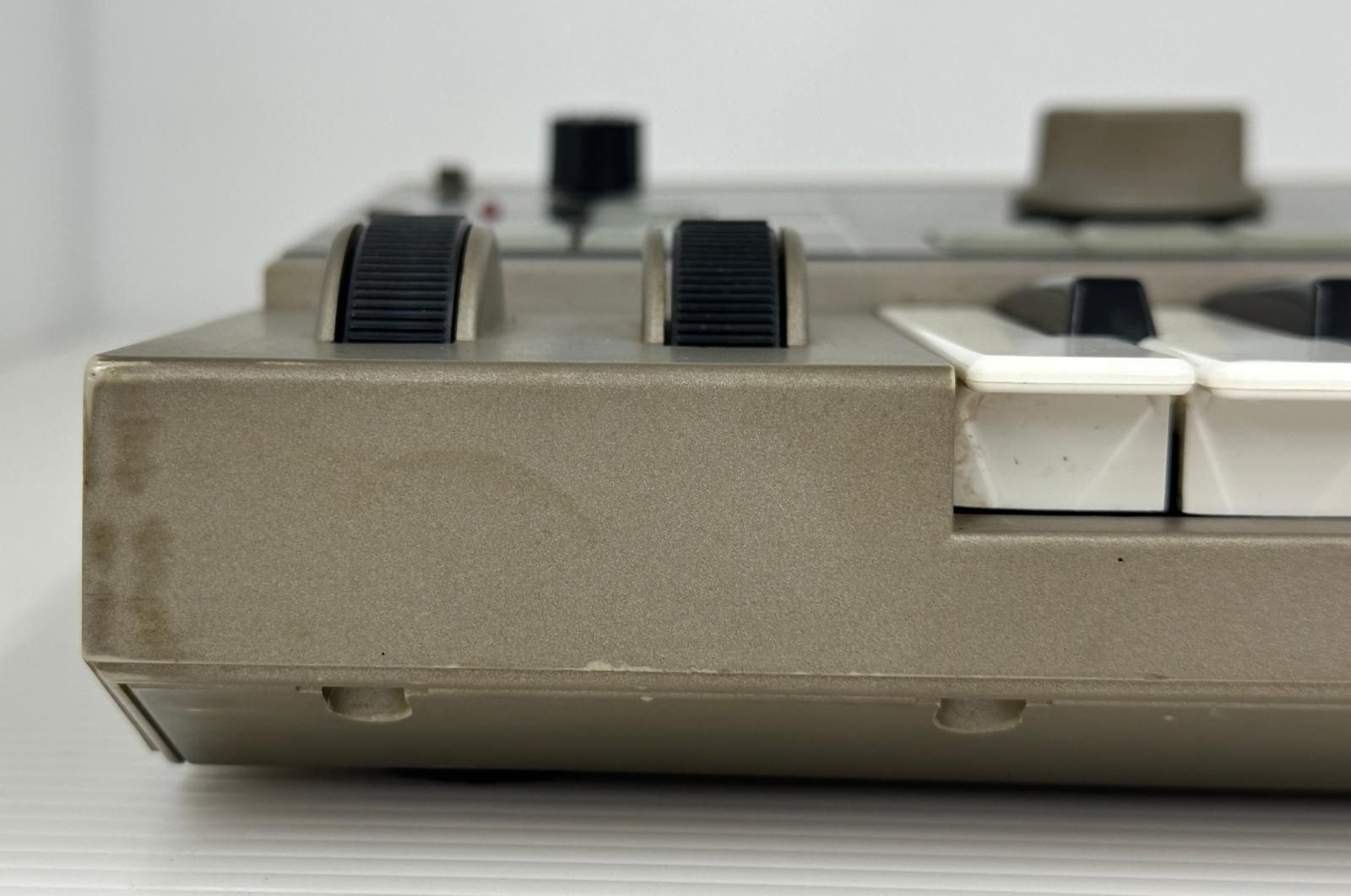 ふ*た様 ジャンク品 KORG コルグ シンセサイザー microKORG 通電 ジャンク】KORG コルグ シンセサイザー microKORG 通電可 (2606193