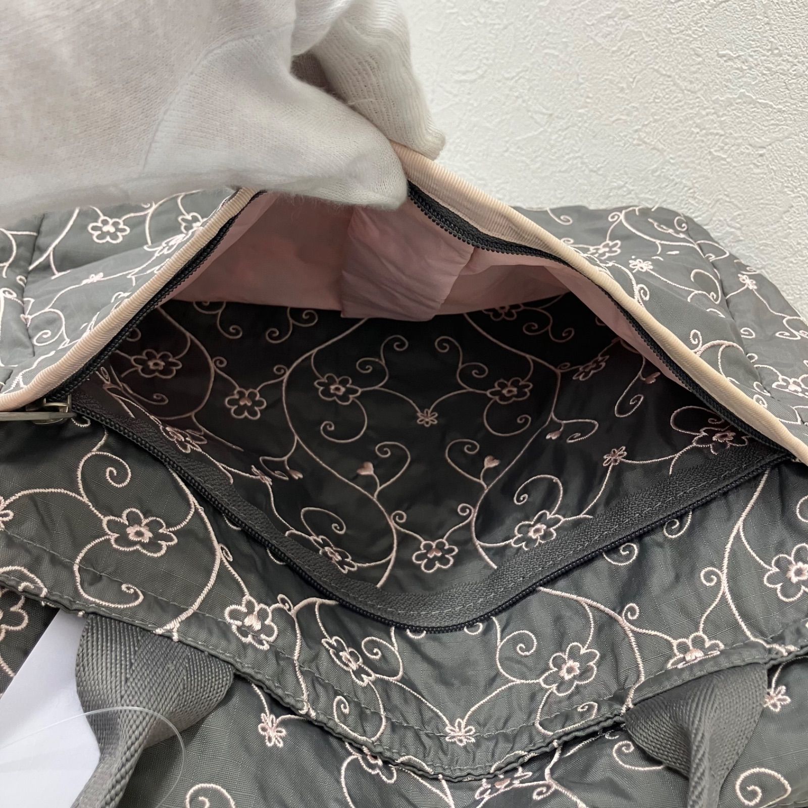 5316 LeSportsac レスポートサック トートバッグ エブリガールトート ヴァイン 花柄 ハート 刺繍 ハワイ限定 グレー×ピンク系 ナイロン 軽量 レディース 5316 LeSportsac レスポートサック トートバッグ エブリガールトート ヴァイン 花柄 ハート 刺繍 ハワイ限定 グレー×ピンク系 ナイロン 軽量 レディース