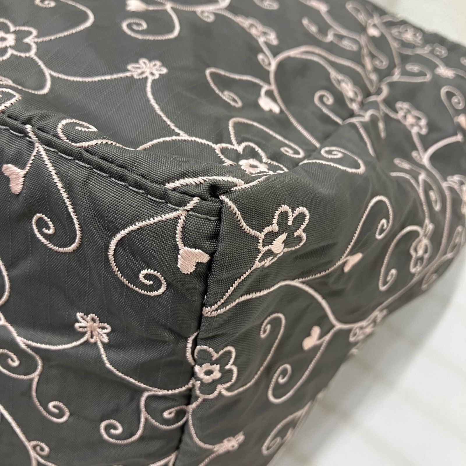 5316 LeSportsac レスポートサック トートバッグ エブリガールトート ヴァイン 花柄 ハート 刺繍 ハワイ限定 グレー×ピンク系 ナイロン 軽量 レディース 5316 LeSportsac レスポートサック トートバッグ エブリガールトート ヴァイン 花柄 ハート 刺繍 ハワイ限定 グレー×ピンク系 ナイロン 軽量 レディース