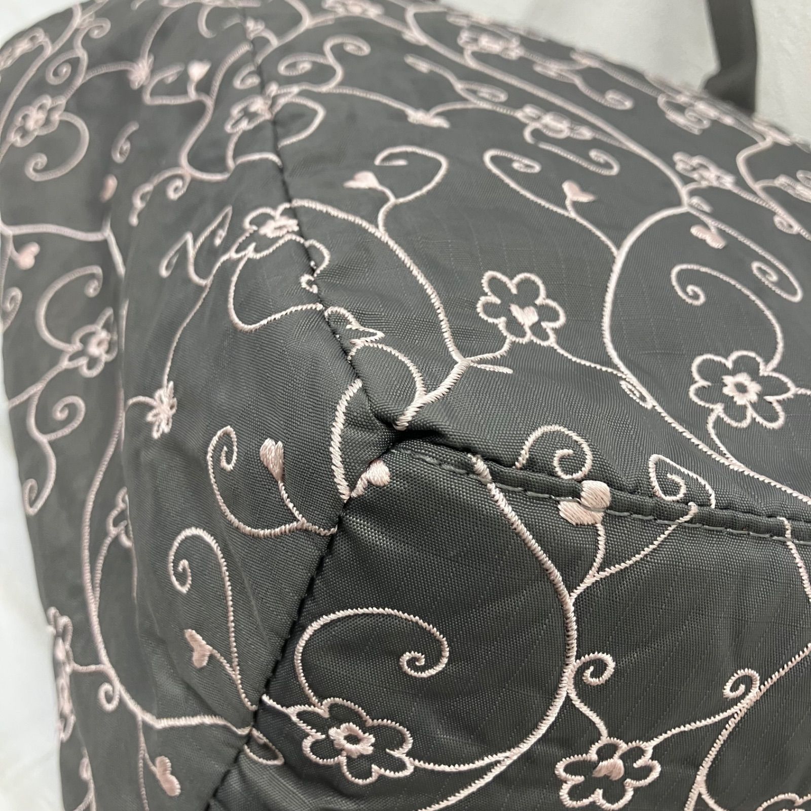 5316 LeSportsac レスポートサック トートバッグ エブリガールトート ヴァイン 花柄 ハート 刺繍 ハワイ限定 グレー×ピンク系 ナイロン 軽量 レディース 5316 LeSportsac レスポートサック トートバッグ エブリガールトート ヴァイン 花柄 ハート 刺繍 ハワイ限定 グレー×ピンク系 ナイロン 軽量 レディース