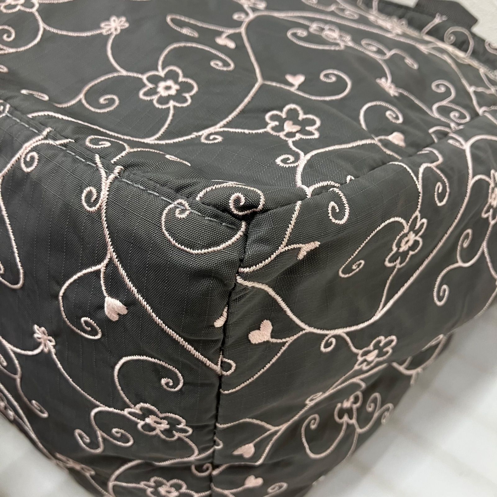 5316 LeSportsac レスポートサック トートバッグ エブリガールトート ヴァイン 花柄 ハート 刺繍 ハワイ限定 グレー×ピンク系 ナイロン 軽量 レディース 5316 LeSportsac レスポートサック トートバッグ エブリガールトート ヴァイン 花柄 ハート 刺繍 ハワイ限定 グレー×ピンク系 ナイロン 軽量 レディース