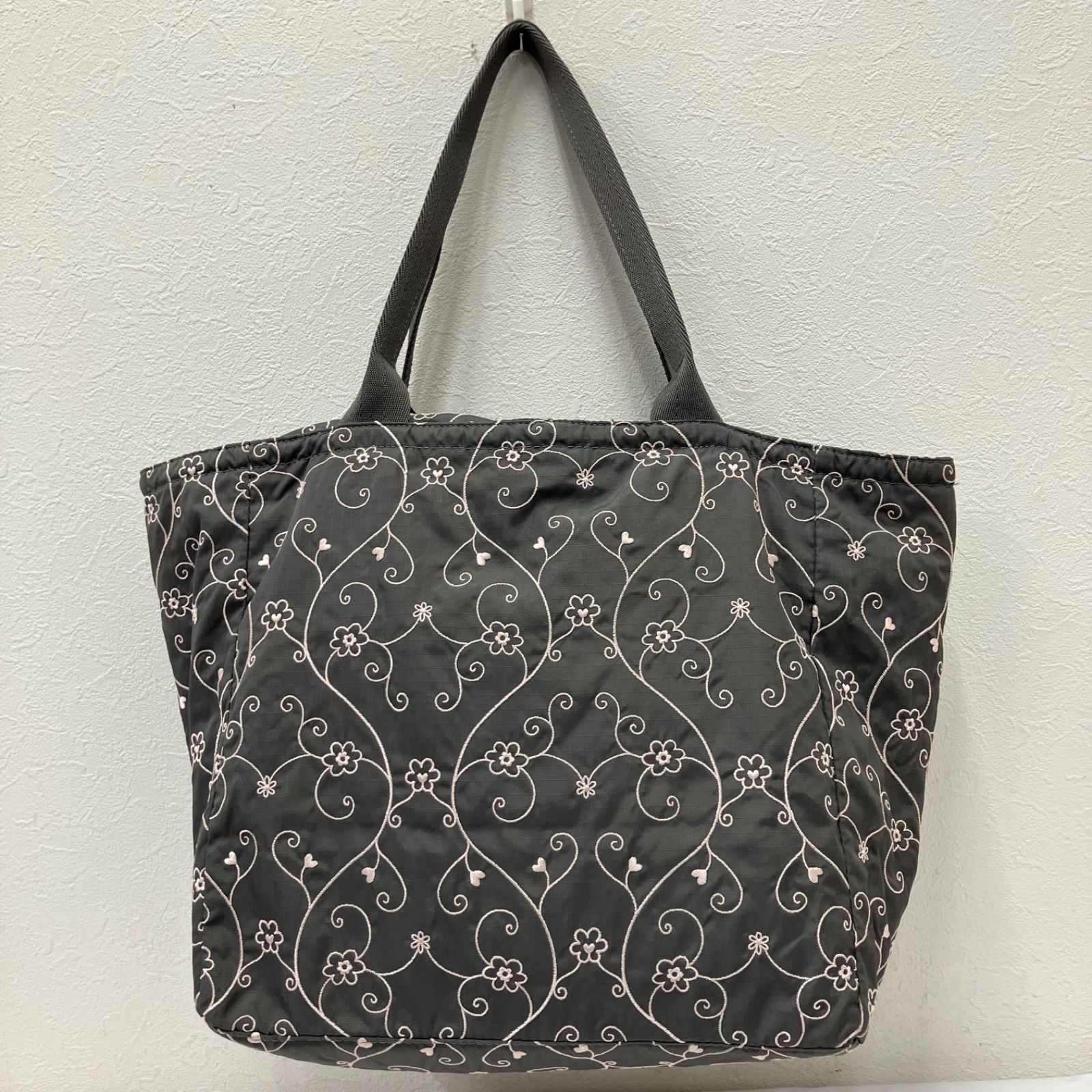 5316 LeSportsac レスポートサック トートバッグ エブリガールトート ヴァイン 花柄 ハート 刺繍 ハワイ限定 グレー×ピンク系 ナイロン 軽量 レディース 5316 LeSportsac レスポートサック トートバッグ エブリガールトート ヴァイン 花柄 ハート 刺繍 ハワイ限定 グレー×ピンク系 ナイロン 軽量 レディース