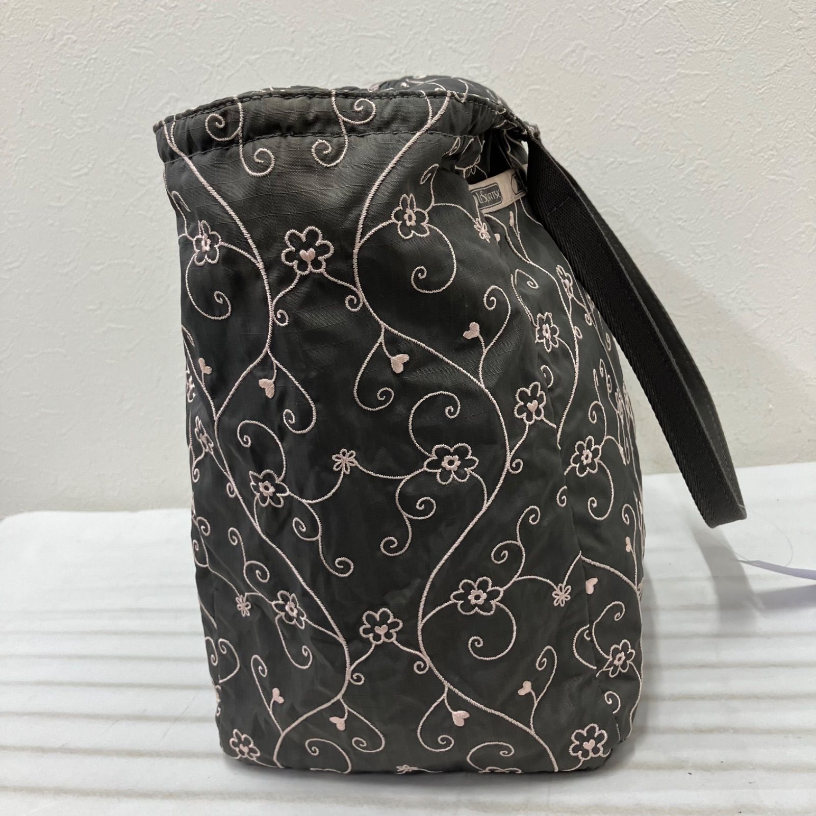 5316 LeSportsac レスポートサック トートバッグ エブリガールトート ヴァイン 花柄 ハート 刺繍 ハワイ限定 グレー×ピンク系 ナイロン 軽量 レディース 5316 LeSportsac レスポートサック トートバッグ エブリガールトート ヴァイン 花柄 ハート 刺繍 ハワイ限定 グレー×ピンク系 ナイロン 軽量 レディース
