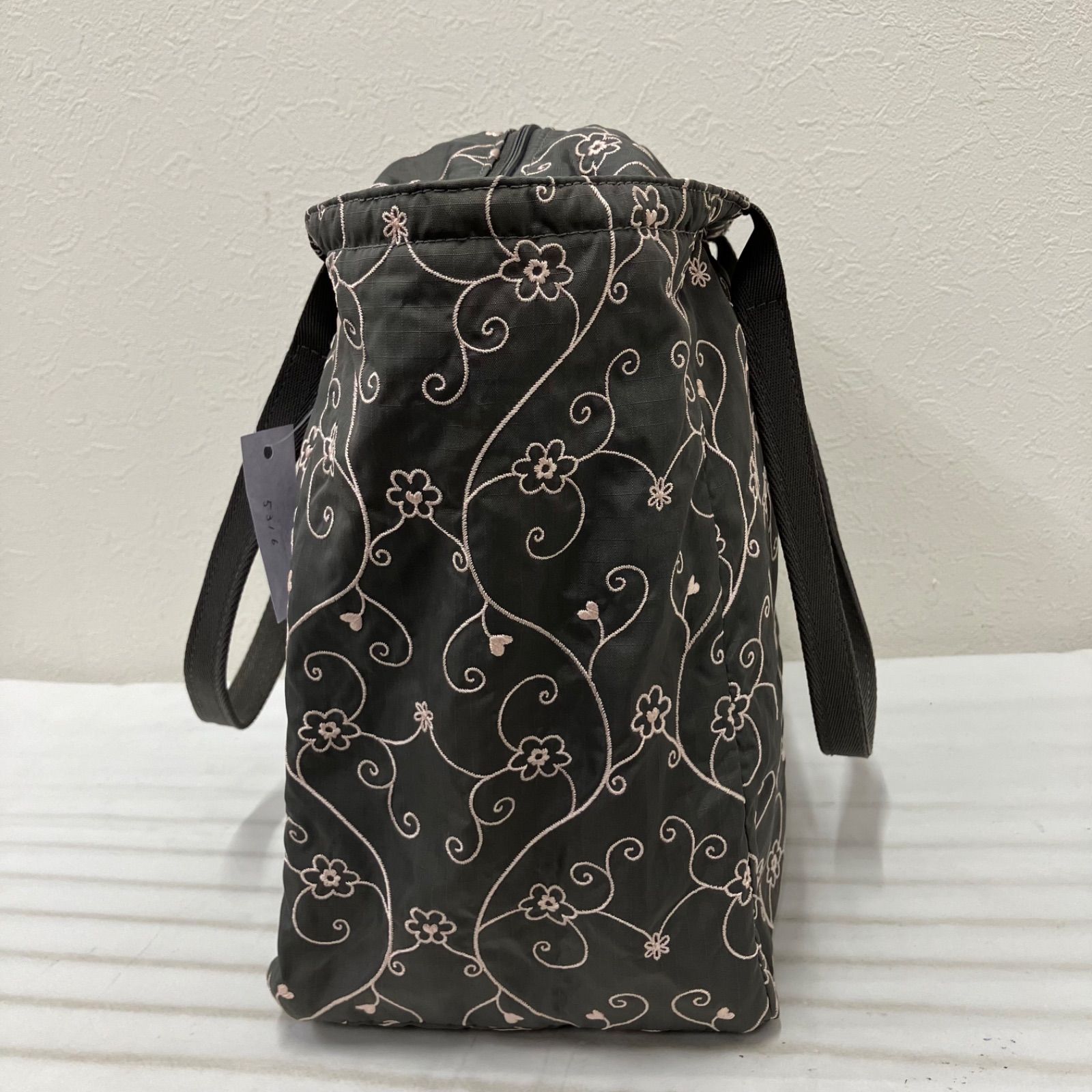 5316 LeSportsac レスポートサック トートバッグ エブリガールトート ヴァイン 花柄 ハート 刺繍 ハワイ限定 グレー×ピンク系 ナイロン 軽量 レディース 5316 LeSportsac レスポートサック トートバッグ エブリガールトート ヴァイン 花柄 ハート 刺繍 ハワイ限定 グレー×ピンク系 ナイロン 軽量 レディース
