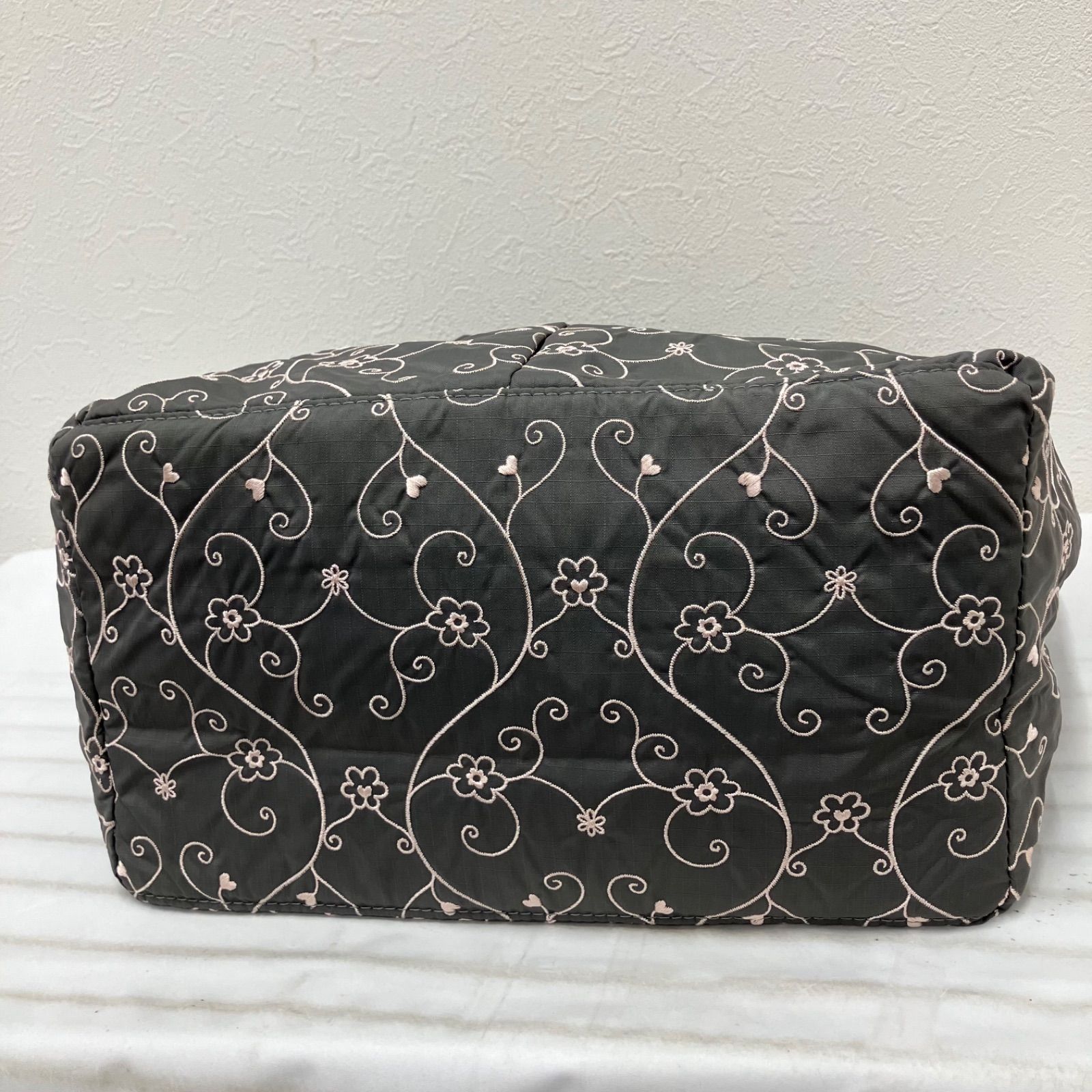 5316 LeSportsac レスポートサック トートバッグ エブリガールトート ヴァイン 花柄 ハート 刺繍 ハワイ限定 グレー×ピンク系 ナイロン 軽量 レディース 5316 LeSportsac レスポートサック トートバッグ エブリガールトート ヴァイン 花柄 ハート 刺繍 ハワイ限定 グレー×ピンク系 ナイロン 軽量 レディース