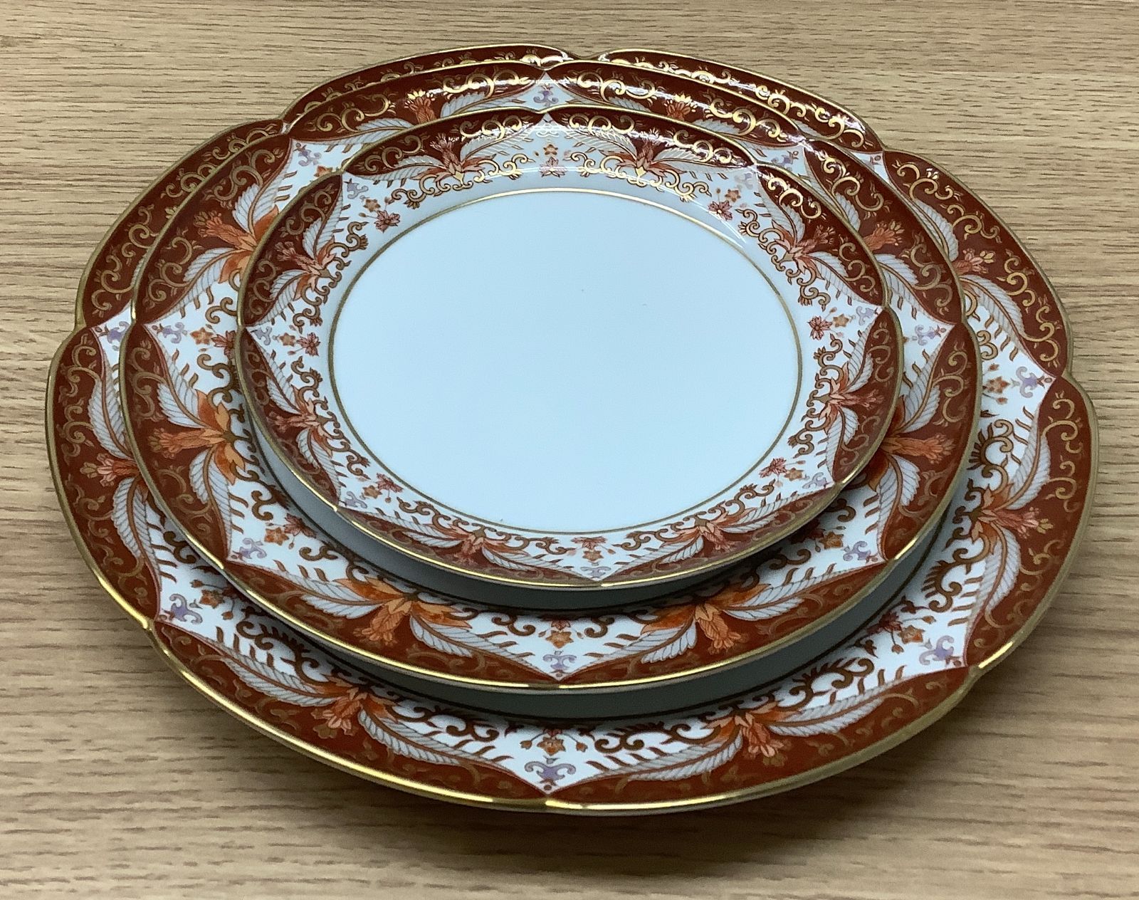 【中古品・現状品】基泉　キセン　有田焼　赤濃金彩　パン皿・デザート皿・ディナー皿　A-396