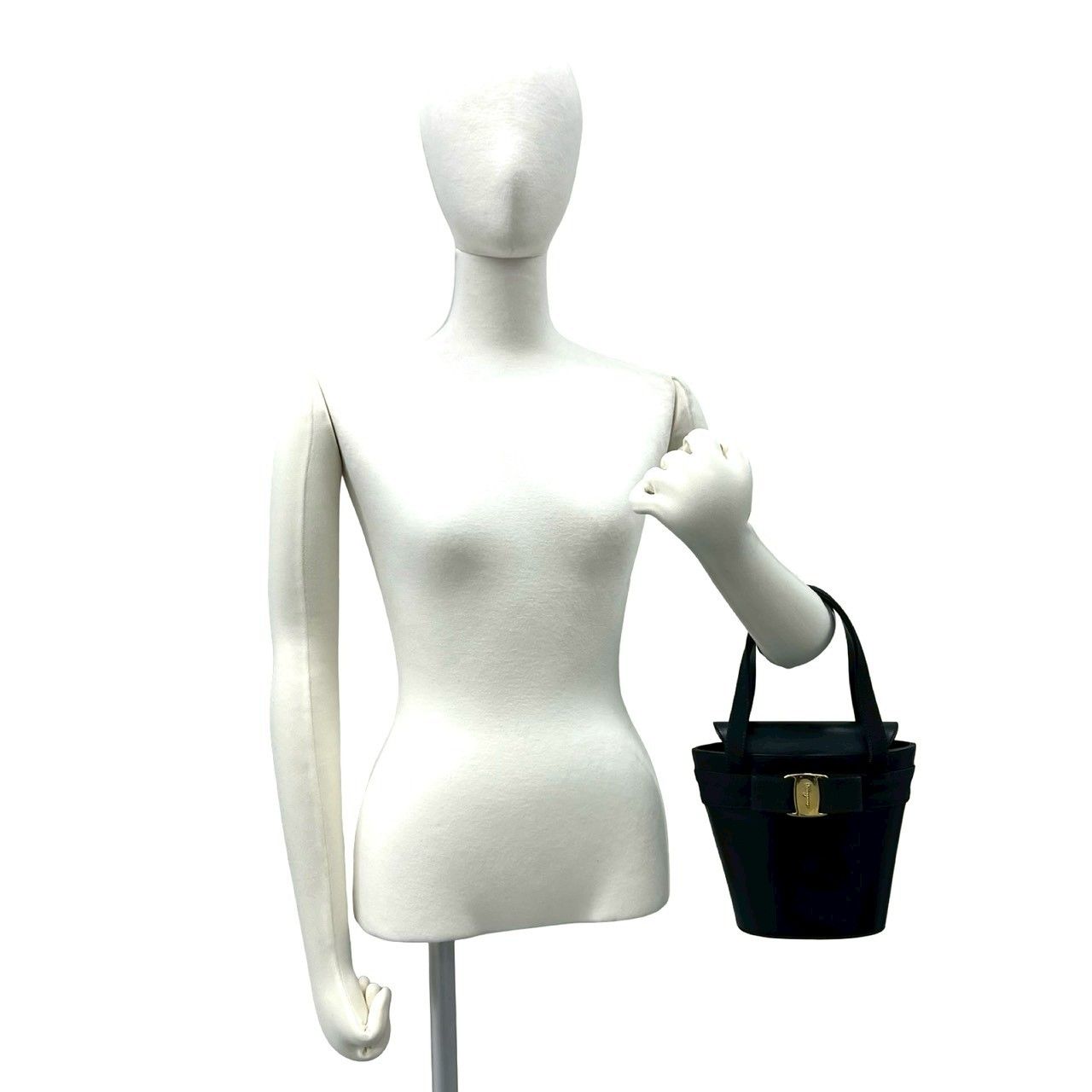 極 美品 Salvatore Ferragamo サルヴァトーレフェラガモ ヴァラリボン 